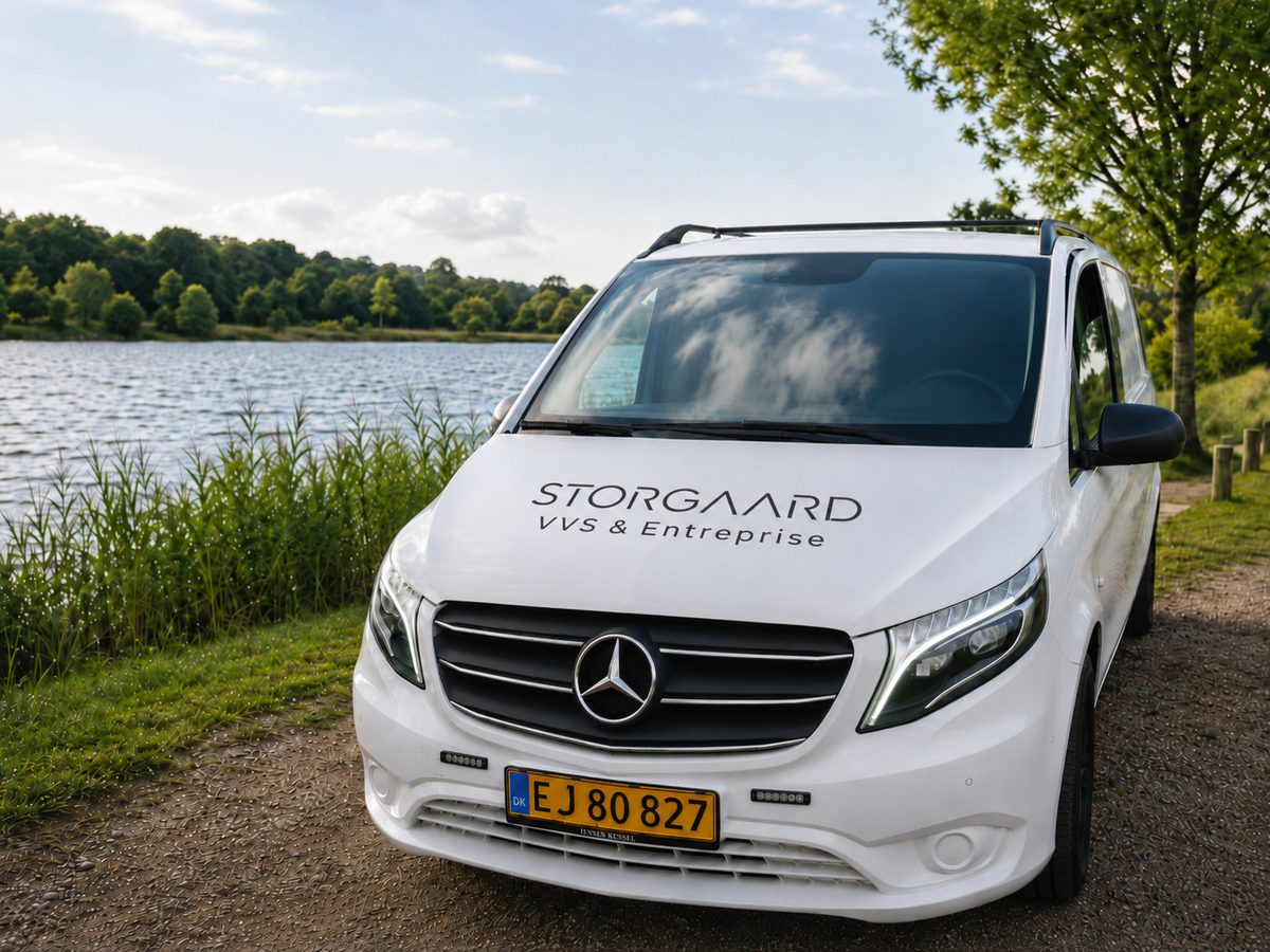 Firmabilen — hvid varevogn med Storgaard VVS & Entreprise-logo